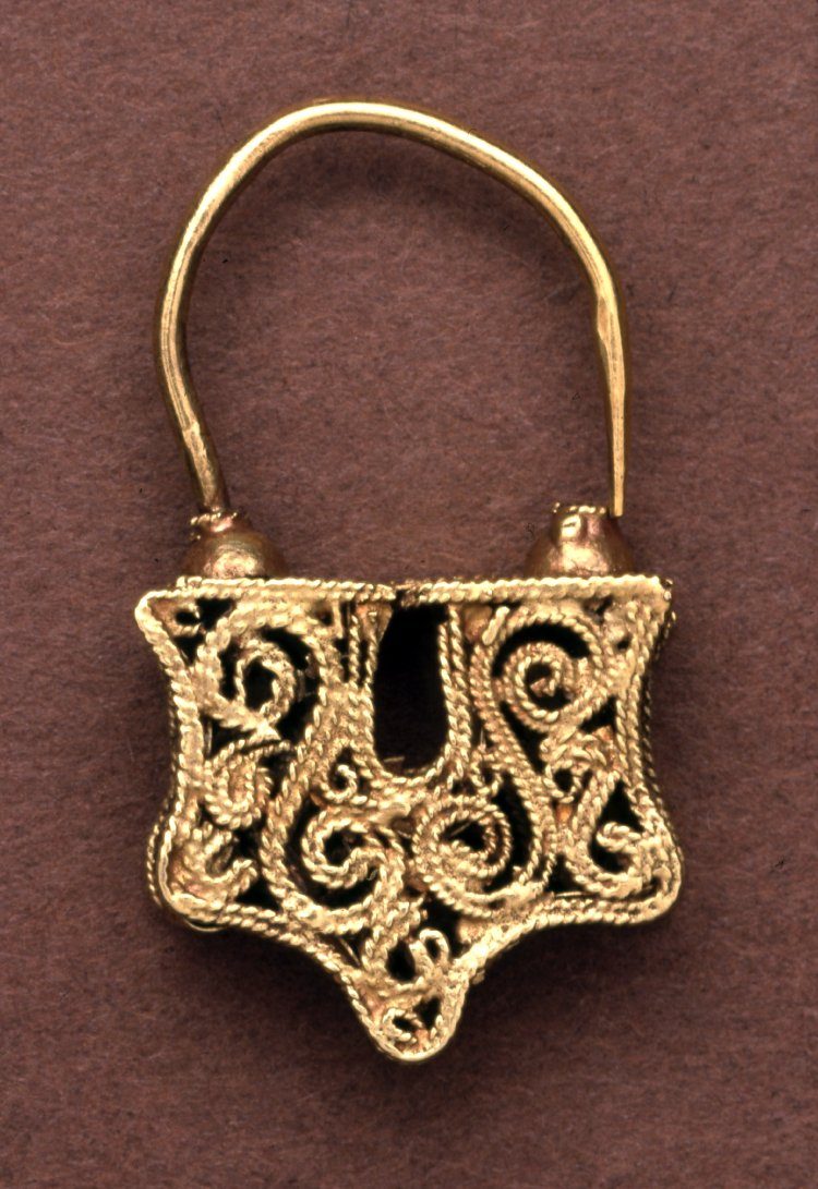 Gold Earring, Middle Byzantine.jpg