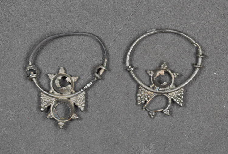 Pair of earrings, Middle Byzantine.jpg
