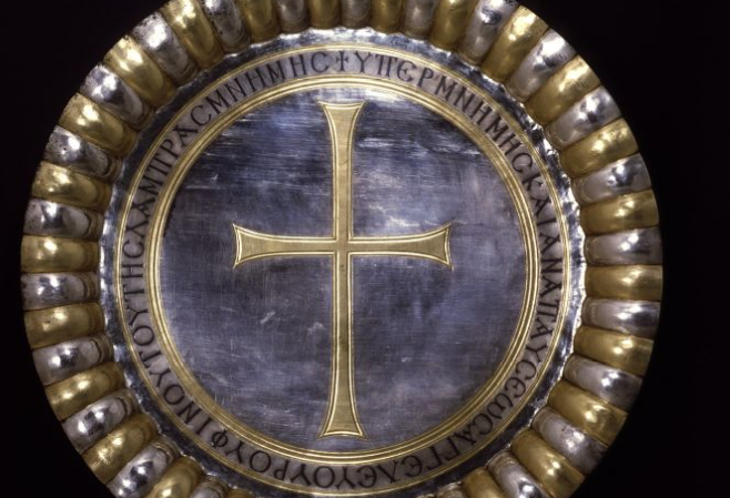 Paten with Cross and Inscription Early Byzantine.png