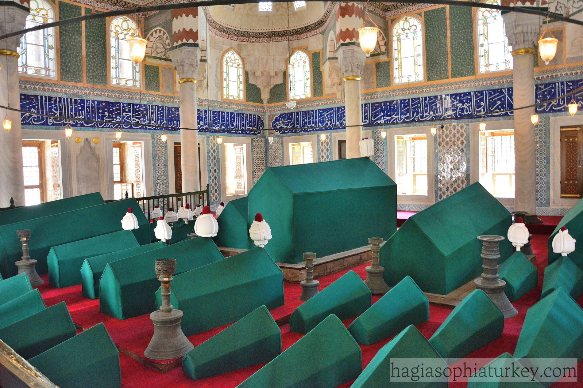 [Image: Tomb-of-Sultan-Selim-II-Hagia-Sophia-3.jpg]